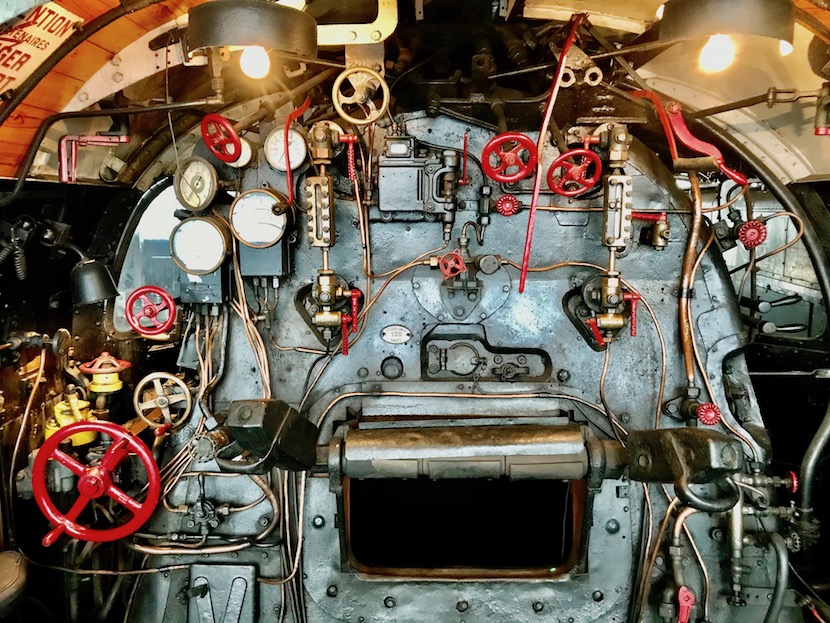 Der Führerstand unserer französischen Schnellzug-Dampflokomotive 231 K 22 aus dem Jahr 1914.