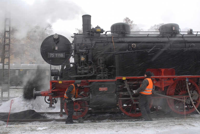Die Dampflok 75 1118 der Ulmer Eisenbahnfreunde wird im Bahnpark bei arktischen Temperaturen und dichtem Schneetreiben auf die nächste Fahrt nach Landsberg vorbereitet. 